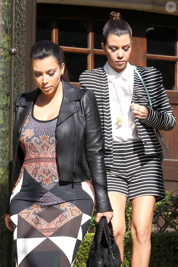 Kim et Kourtney Kardashian quittent leur maison à Beverly Hills. Le 27 février 2013.