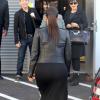 La voluptueuse Kim Kardashian rejoint sa soeur Kourtney Kardashian leur mère Kris Jenner dans un studio à Hollywood. Le 27 février 2013.
