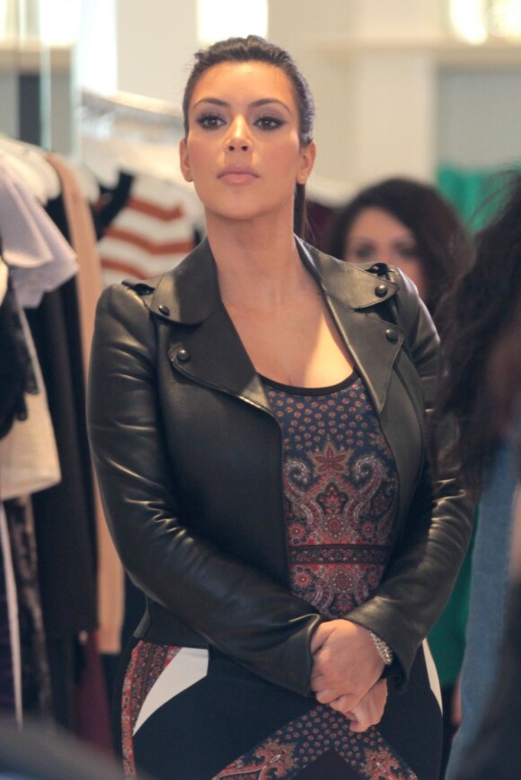 Kim Kardashian en pleine séance shopping à Los Angeles, le 27 février 2013.