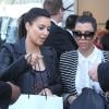Kim et Kourtney Kardashian quittent leur boutique D-A-S-H à Los Angeles, le 27 février 2013.