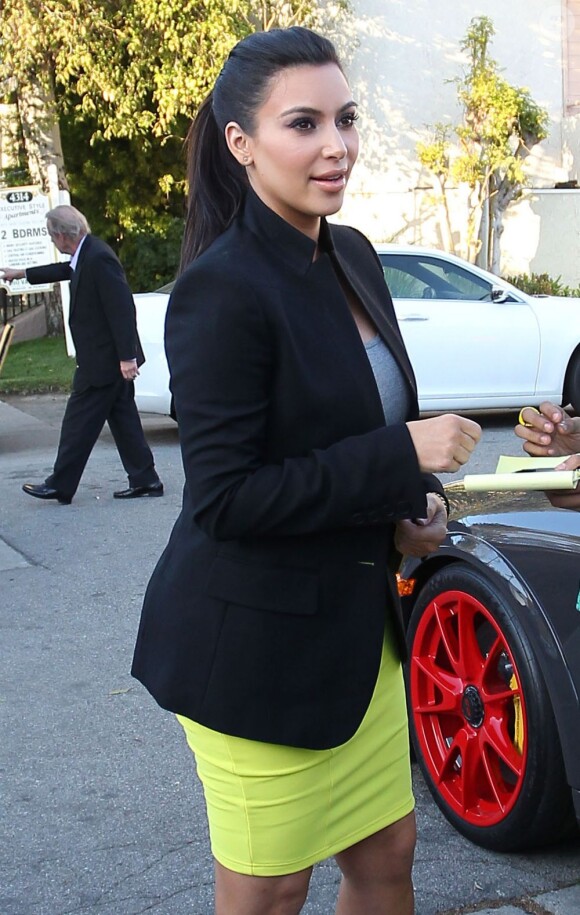 Kim Kardashian, ravissante à son arrivée au restaurant Stanley's pour un dîner en famille. Los Angeles, le 27 février 2013.