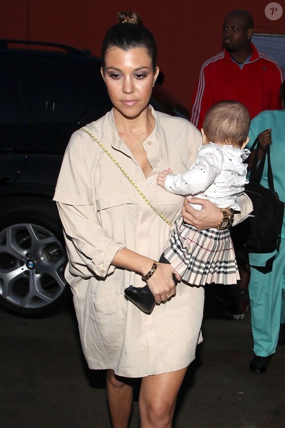 Kourtney Kardashian et sa fille Penelope quittent le restaurant Stanley's. Los Angeles, le 27 février 2013.