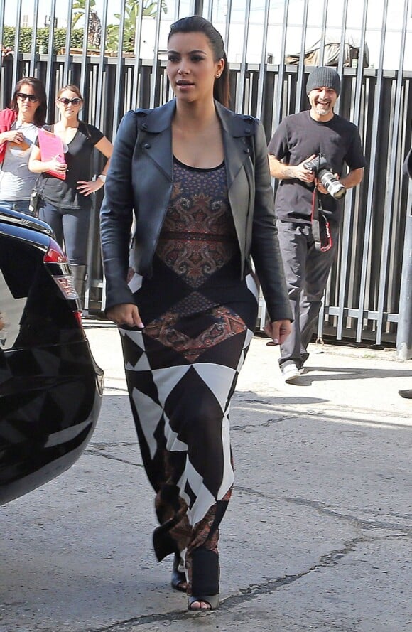 Kim Kardashian, enceinte, rejoint sa mère Kris Jenner dans un studio à Hollywood, le 27 février 2013.