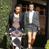 Kim Kardashian quitte son domicile avec sa soeur Kourtney. Beverly Hills, le 27 février 2013.