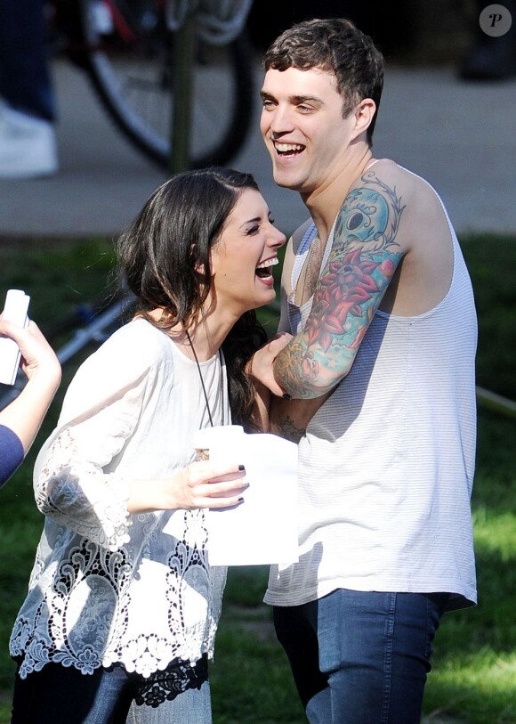L'actrice Shenae Grimes et son fiancé Josh Beech se retrouvent entre deux scènes sur le tournage de 90210, à Los Angeles, le 27 février 2013.