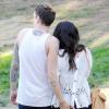 Shenae Grimes et son fiancé Josh Beech se retrouvent entre deux scènes sur le tournage de 90210, à Los Angeles, le 27 février 2013. Eh hop, une petite main aux fesses.