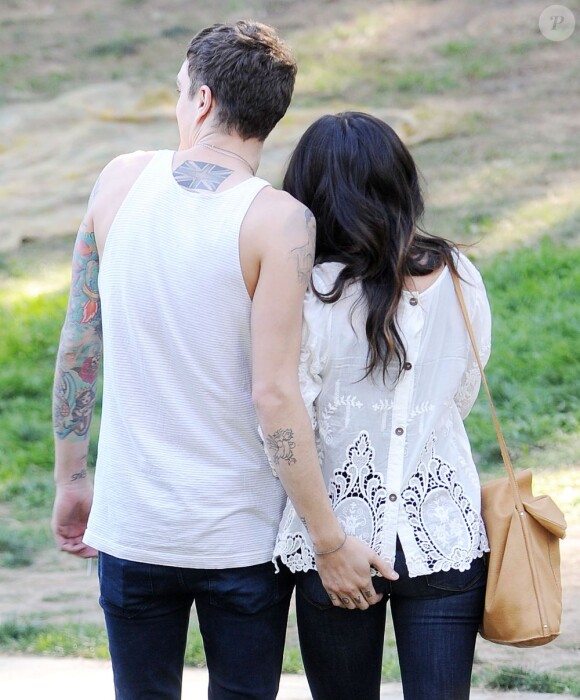 Shenae Grimes et son fiancé Josh Beech se retrouvent entre deux scènes sur le tournage de 90210, à Los Angeles, le 27 février 2013. Eh hop, une petite main aux fesses.