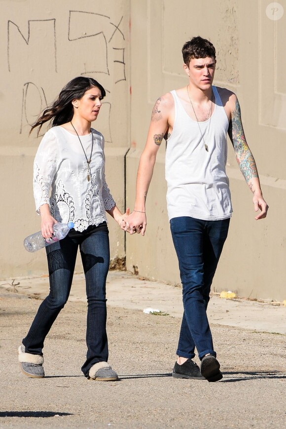 Shenae Grimes et son fiancé Josh Beech se retrouvent entre deux scènes sur le tournage de 90210, à Los Angeles, le 27 février 2013.