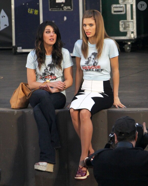 Shenae Grimes et AnnaLynne McCord sur le tournage de la série 90210 à Los Angeles, le 27 février 2013.