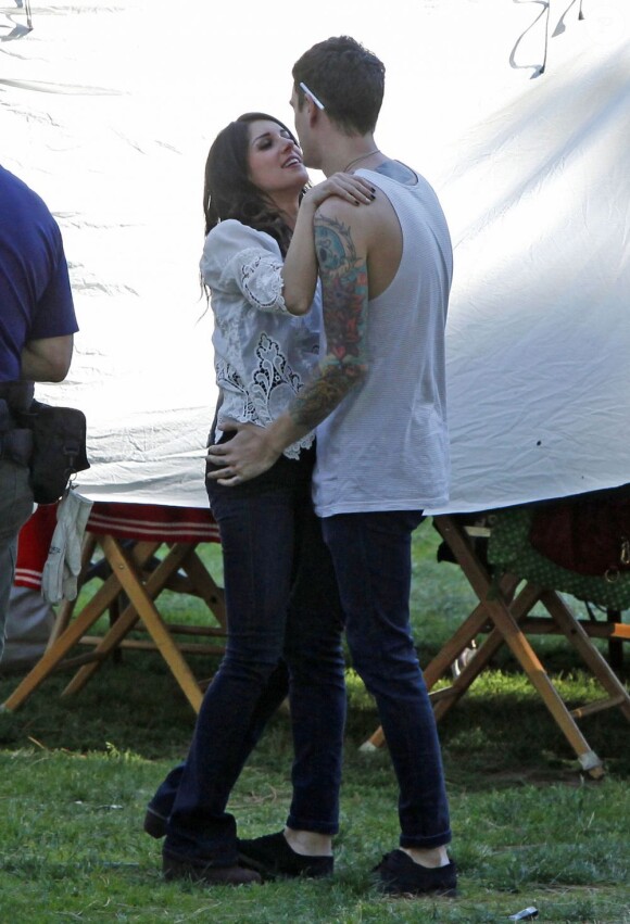 Shenae Grimes et son fiancé Josh Beech se retrouvent entre deux scènes sur le tournage de 90210, à Los Angeles, le 27 février 2013.