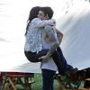 Shenae Grimes et son fiancé Josh Beech se retrouvent entre deux scènes sur le tournage de 90210, à Los Angeles, le 27 février 2013.