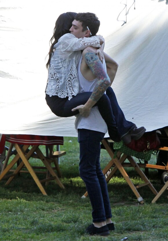 Shenae Grimes et son fiancé Josh Beech se retrouvent entre deux scènes sur le tournage de 90210, à Los Angeles, le 27 février 2013.