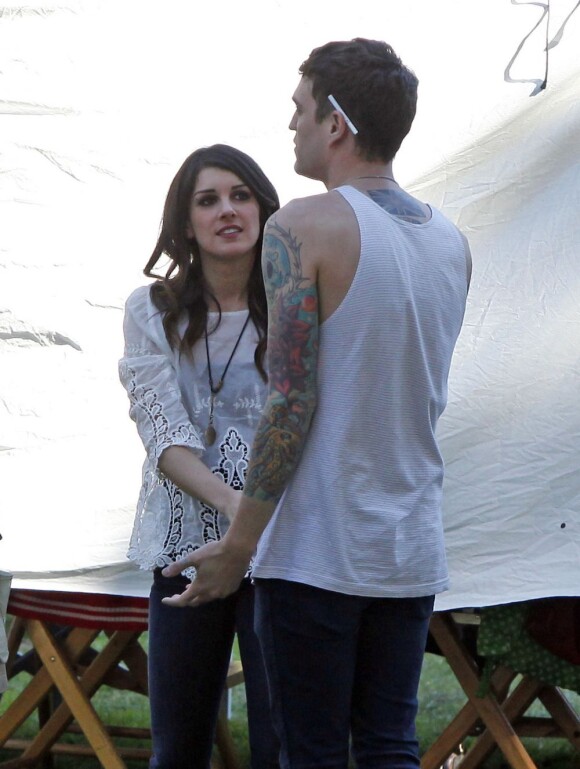 Shenae Grimes et son fiancé Josh Beech se retrouvent entre deux scènes sur le tournage de 90210, à Los Angeles, le 27 février 2013.