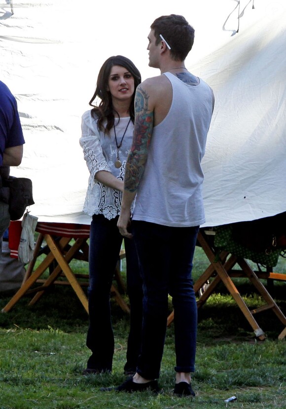 Shenae Grimes et son fiancé Josh Beech se retrouvent entre deux scènes sur le tournage de 90210, à Los Angeles, le 27 février 2013.