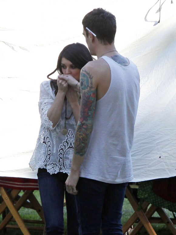 Shenae Grimes et son fiancé Josh Beech se retrouvent entre deux scènes sur le tournage de 90210, à Los Angeles, le 27 février 2013.