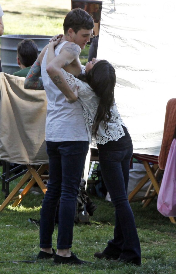 Shenae Grimes et son fiancé Josh Beech se retrouvent entre deux scènes sur le tournage de 90210, à Los Angeles, le 27 février 2013.