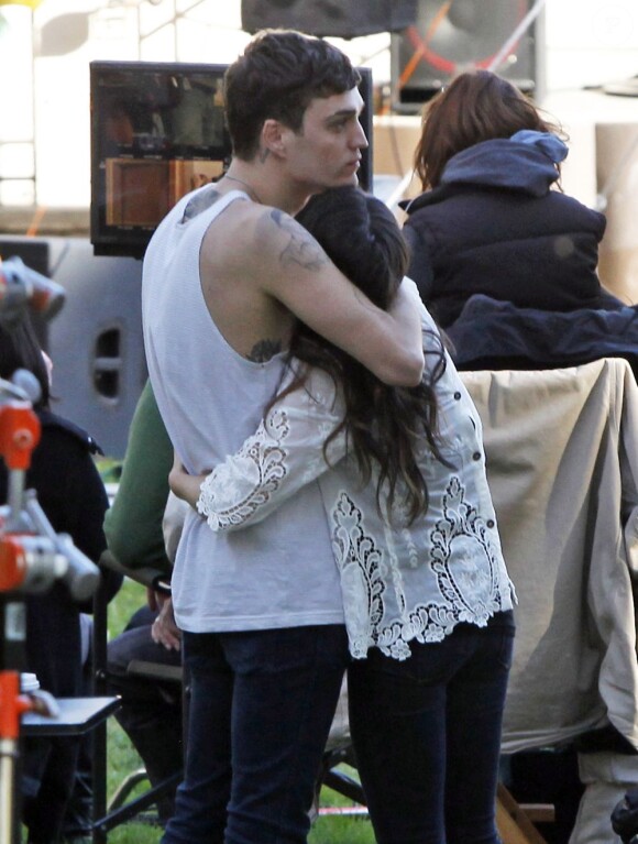 Shenae Grimes et son fiancé Josh Beech se retrouvent entre deux scènes sur le tournage de 90210, à Los Angeles, le 27 février 2013.