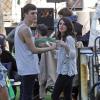 Shenae Grimes et son fiancé Josh Beech se retrouvent entre deux scènes sur le tournage de 90210, à Los Angeles, le 27 février 2013.