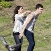 Shenae Grimes et son fiancé Josh Beech se retrouvent entre deux scènes sur le tournage de 90210, à Los Angeles, le 27 février 2013.