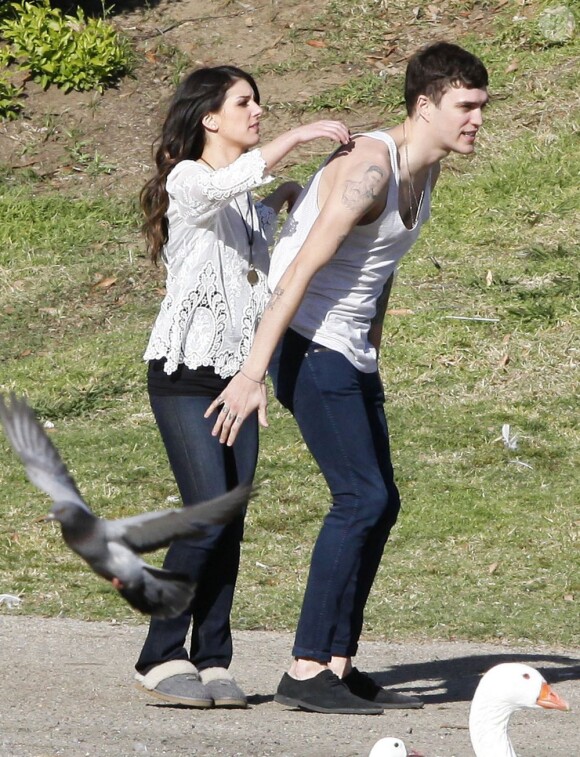 Shenae Grimes et son fiancé Josh Beech se retrouvent entre deux scènes sur le tournage de 90210, à Los Angeles, le 27 février 2013.