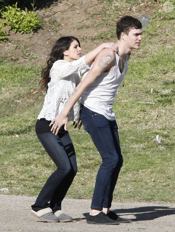 Shenae Grimes et son fiancé Josh Beech se retrouvent entre deux scènes sur le tournage de 90210, à Los Angeles, le 27 février 2013.