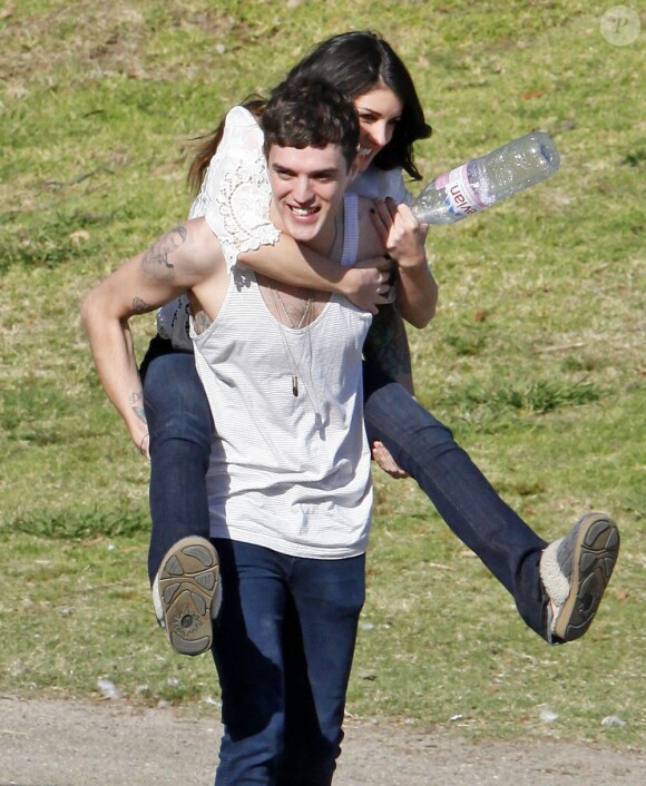 Shenae Grimes et son fiancé Josh Beech se retrouvent entre deux scènes sur le tournage de 90210, à Los Angeles, le 27 février 2013.