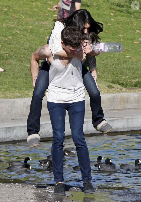 Shenae Grimes et son fiancé Josh Beech se retrouvent entre deux scènes sur le tournage de 90210, à Los Angeles, le 27 février 2013.