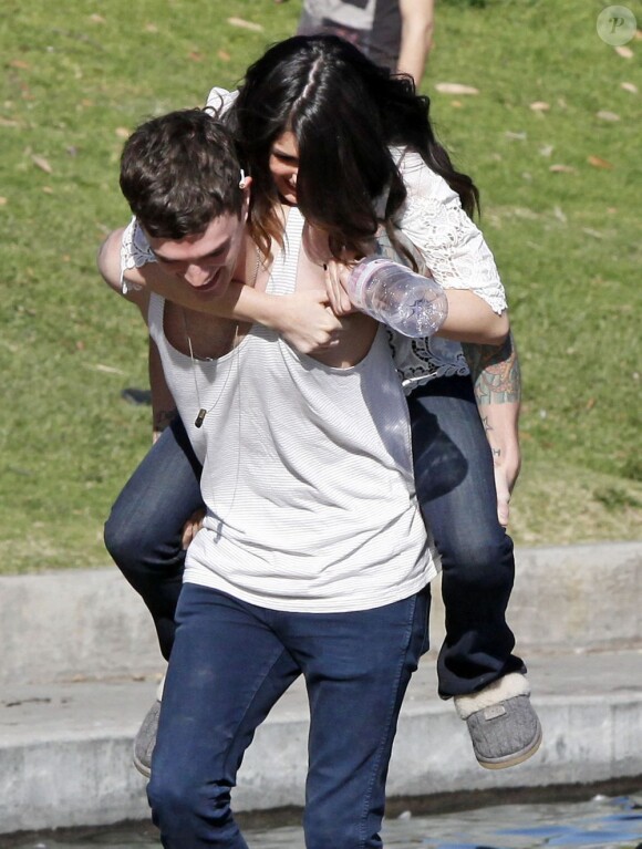 Shenae Grimes et son fiancé Josh Beech se retrouvent entre deux scènes sur le tournage de 90210, à Los Angeles, le 27 février 2013.
