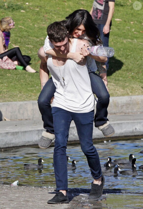 Shenae Grimes et son fiancé Josh Beech se retrouvent entre deux scènes sur le tournage de 90210, à Los Angeles, le 27 février 2013.