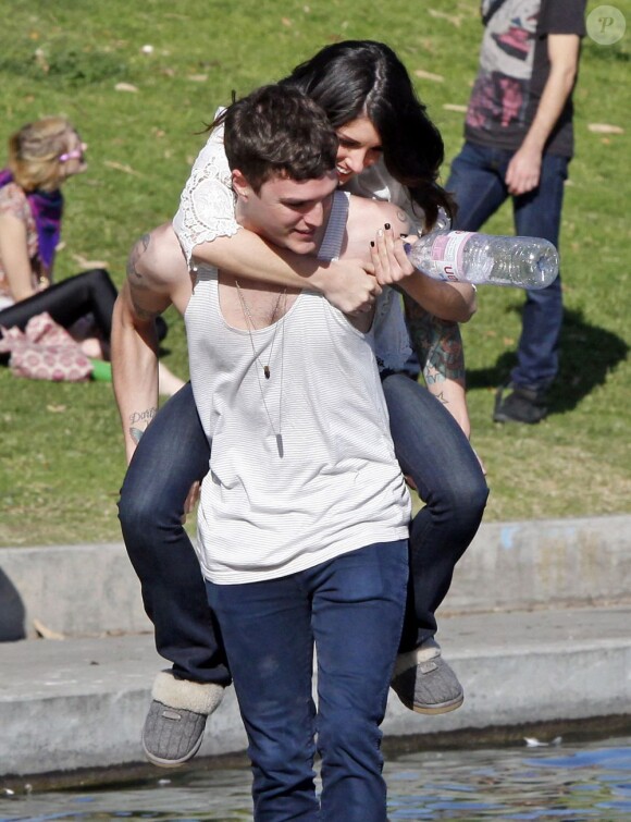 Shenae Grimes et son fiancé Josh Beech se retrouvent entre deux scènes sur le tournage de 90210, à Los Angeles, le 27 février 2013. Ces deux-là sont visiblement très amoureux.