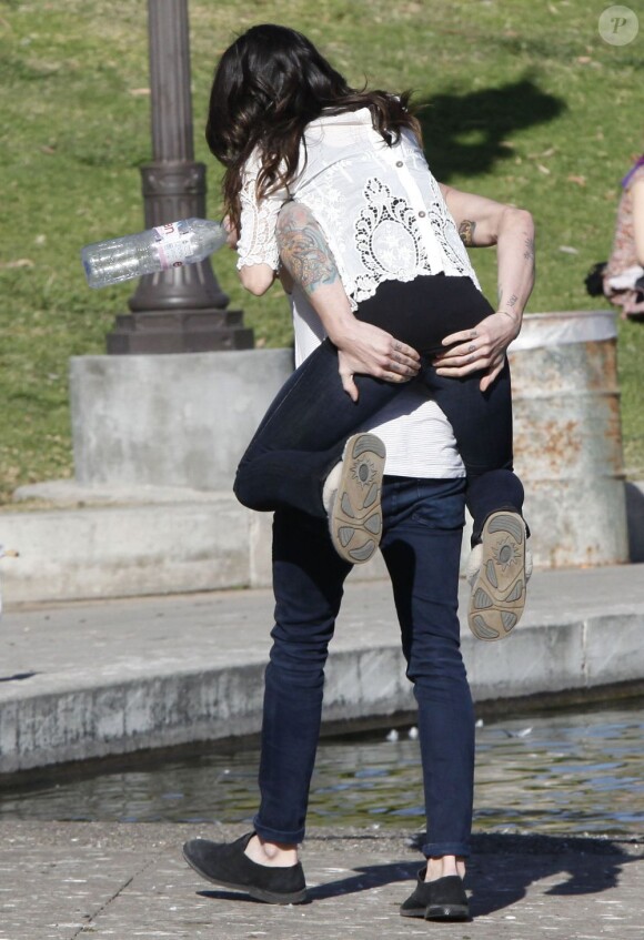Shenae Grimes et son fiancé Josh Beech se retrouvent entre deux scènes sur le tournage de 90210, à Los Angeles, le 27 février 2013.