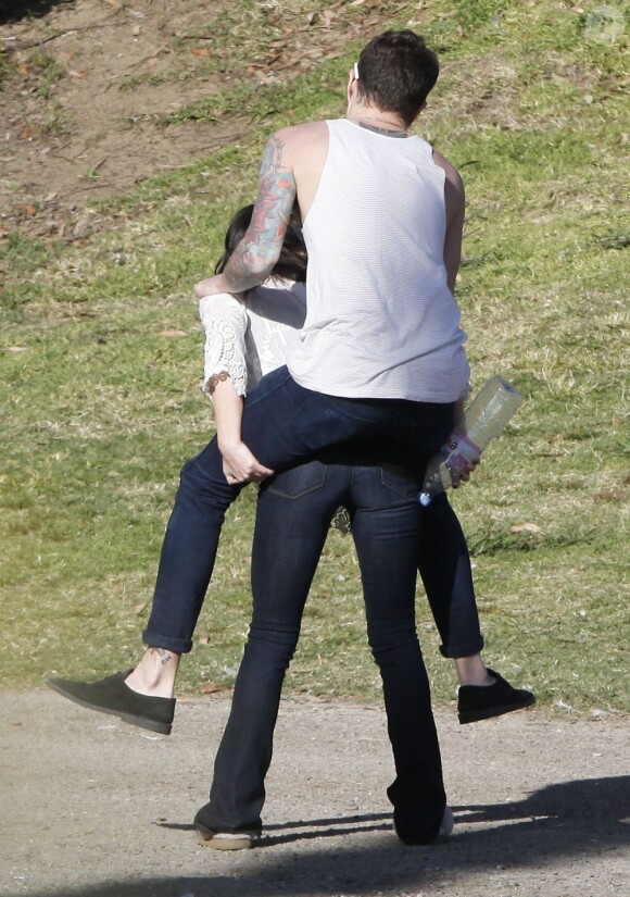 Shenae Grimes et son fiancé Josh Beech se retrouvent entre deux scènes sur le tournage de 90210, à Los Angeles, le 27 février 2013.