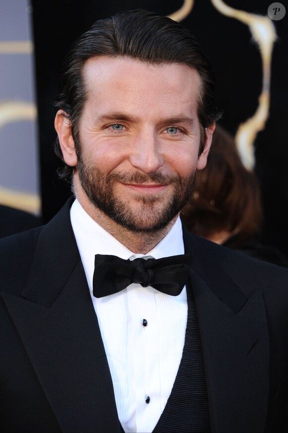 Bradley Cooper séduisant et barbu à la 85e cérémonie des Oscars au Dolby Theatre de Los Angeles, le 24 février 2013.