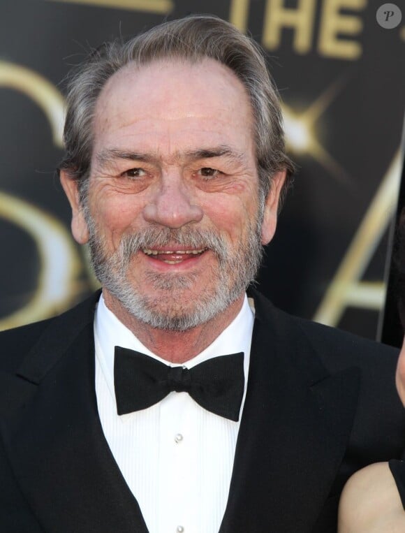 Tommy Lee Jones barbu et... souriant, lors de la 85e cérémonie des Oscars au Dolby Theatre de Los Angeles, le 24 février 2013.