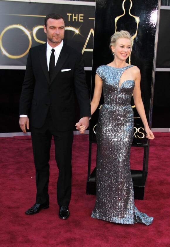 Liev Schreiber et Naomi Watts à la 85e cérémonie des Oscars au Dolby Theatre de Los Angeles, le 24 février 2013.