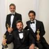 Les producteurs d'Argo George Cloney, Ben Affleck et Grant Heslov avec leurs trophées après la 85e cérémonie des Oscars au Dolby Theatre de Los Angeles, le 24 février 2013.