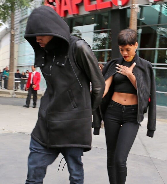 Chris Brown et Rihanna quittent le Staples Center main dans la main après avoir assisté à un match de basket le jour de Noël à Los Angeles le 25 décembre 2012.