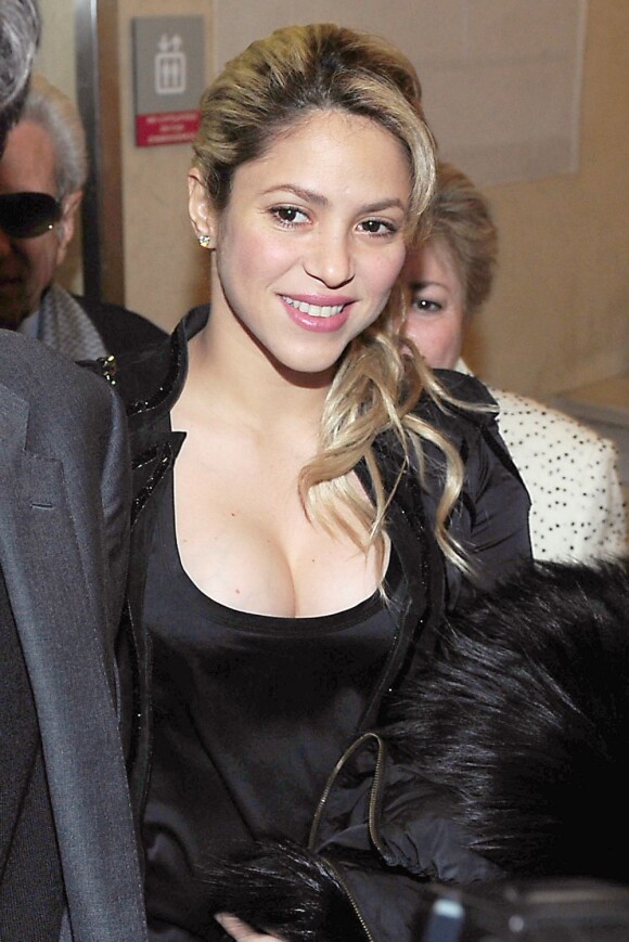 Shakira assiste à l'exposition du photographe Jaume De Laiguana à Barcelone le 28 fevrier 2013.