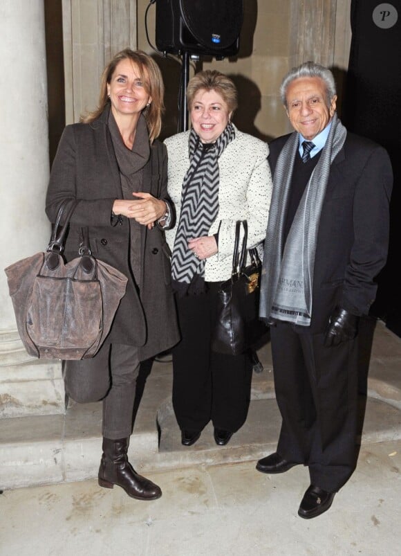 La mère de Gerard Piqué et les parents de Shakira assiste à l'exposition du photographe Jaume De Laiguana à Barcelone le 28 fevrier 2013.