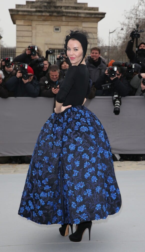 Ulyana Sergeenko arrive au défilé Dior à Paris le 1er mars 2013