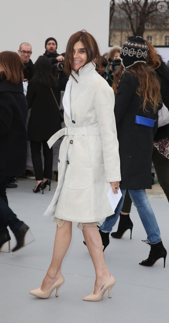 Carine Roitfeld arrive au défilé Dior à Paris le 1er mars 2013