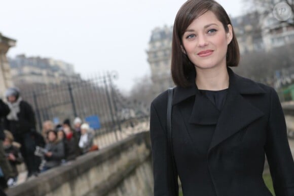 Défilé Dior à Paris le 1er mars 2013. La comédienne Marion Cotillard arrive pour le show.