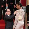 François Hollande et les filles de l'équipe de basket lors de la cérémonie de remise de la Légion d'honneur aux sportifs médaillés à Londres lors des Jeux olympiques, au palais de l'Elysée le 1er mars 2013 à Paris