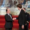 François Hollande et Yannick Agnel lors de la cérémonie de remise de la Légion d'honneur aux sportifs médaillés à Londres lors des Jeux olympiques, au palais de l'Elysée le 1er mars 2013 à Paris