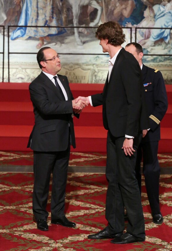 François Hollande et Yannick Agnel lors de la cérémonie de remise de la Légion d'honneur aux sportifs médaillés à Londres lors des Jeux olympiques, au palais de l'Elysée le 1er mars 2013 à Paris