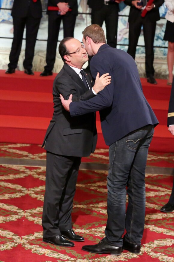 François Hollande et Alain Bernard lors de la cérémonie de remise de la Légion d'honneur aux sportifs médaillés à Londres lors des Jeux olympiques, au palais de l'Elysée le 1er mars 2013 à Paris