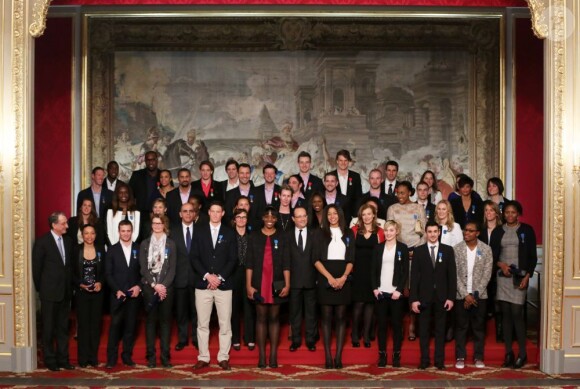 Valérie Trierweiler et François Hollande entourés des athlètes lors de la cérémonie de remise de la Légion d'honneur aux sportifs médaillés à Londres lors des Jeux olympiques, au palais de l'Elysée le 1er mars 2013 à Paris