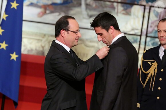 François Hollande et Tony Estanguet lors de la cérémonie de remise de la Légion d'honneur aux sportifs médaillés à Londres lors des Jeux olympiques, au palais de l'Elysée le 1er mars 2013 à Paris