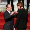 François Hollande et Camille Muffat lors de la cérémonie de remise de la Légion d'honneur aux sportifs médaillés à Londres lors des Jeux olympiques, au palais de l'Elysée le 1er mars 2013 à Paris