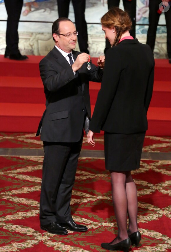 François Hollande et Camille Muffat lors de la cérémonie de remise de la Légion d'honneur aux sportifs médaillés à Londres lors des Jeux olympiques, au palais de l'Elysée le 1er mars 2013 à Paris